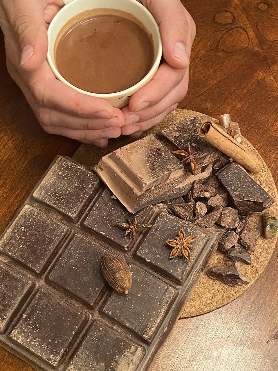 Een foto van een kop warme cacaodrank bij ceremoniële cacao.